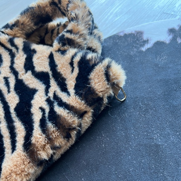 Fuzzy tiger print handbag - Picture 4 of 6